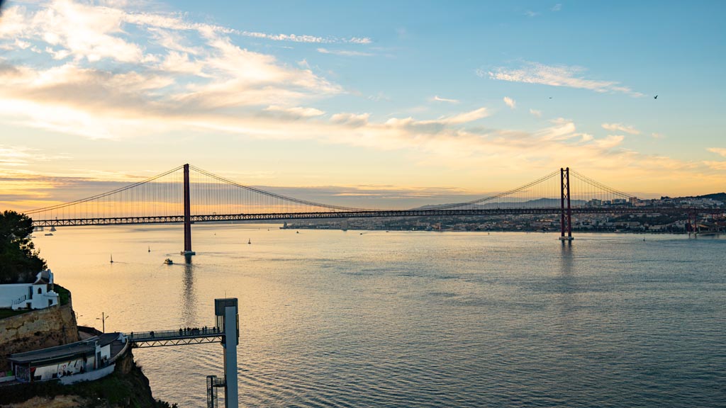 Panoramic views of the Ponte 25 de Abril from Almada Castle Garden - Lisbon Day Trip